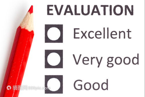 紅鉛筆放在評價表上選擇優(yōu)秀和